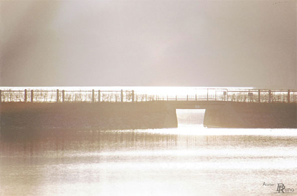 Bild: Brücke im Gegenlicht (Fotografie, 1973)