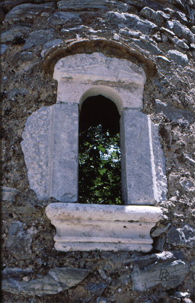 Bild: antikes Fenster in einer Ruine / Griechenland (Fotografie, 1993)