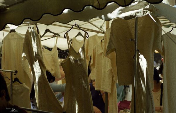 Bild: textiles Markttheater (Fotografie, 1999)