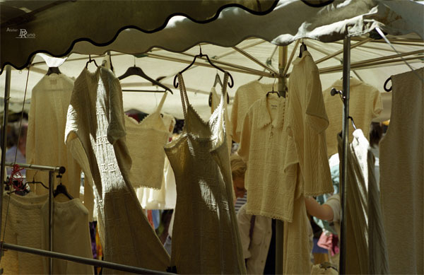 Bild: textiles Markttheater (Fotografie, 1999)