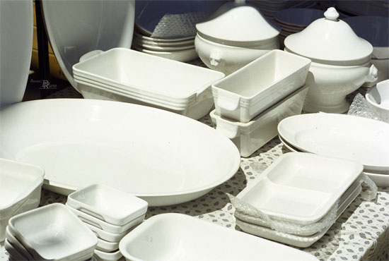 Bild: Weißes Porzellan auf dem Markt von Forcalquier (Fotografie, 1999)